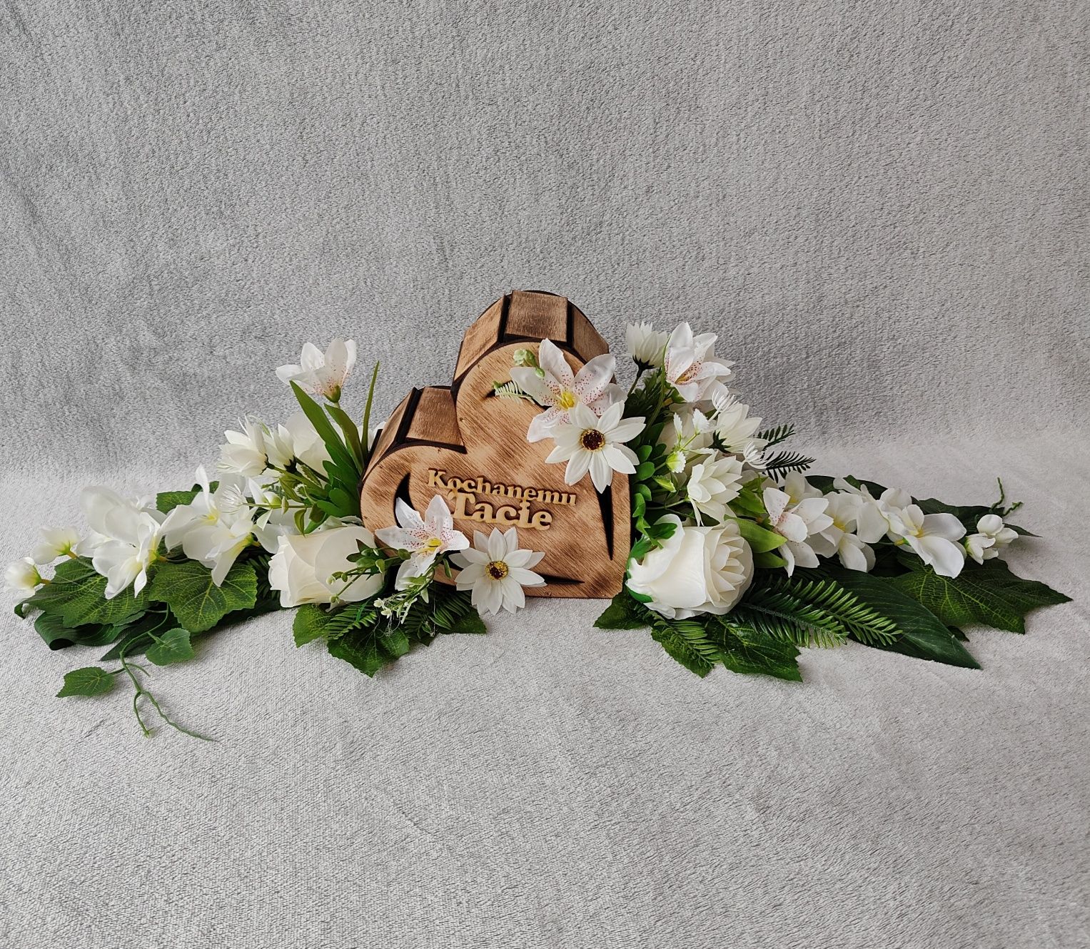 Kompozycja kwiatowa stroik kwiaty sztuczne serce dla Taty pomnik grób