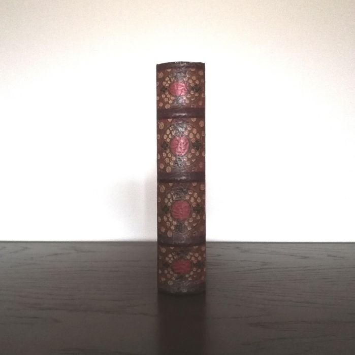 Caixa em forma de livro antigo