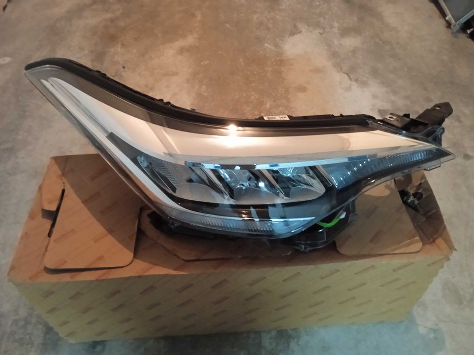 Farol Toyota CH-R