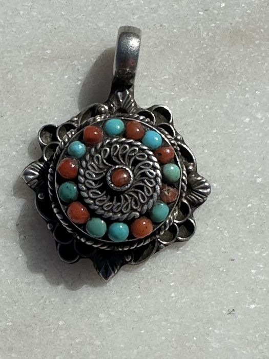 Винтажные и антикварные подвески и брошки !