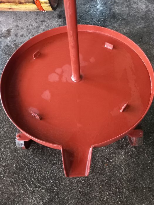 Prensa de uva com rodas