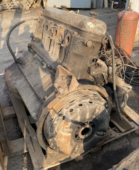 Двигатель ЯМЗ - 238 (V8) с коробкой.