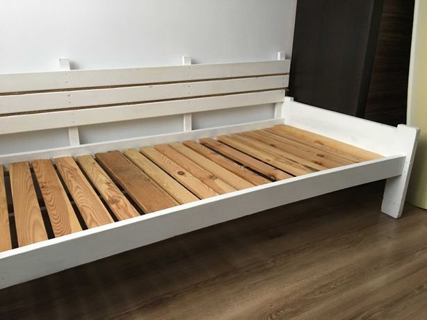 Drewniane łóżko jednoosobowe z materacem na sprężynach