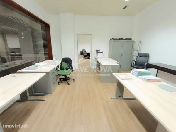 Escritório c/ 40m2 em frente a Estação Metro Galiza (Porto)