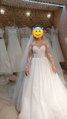 Сукня весільна біла.