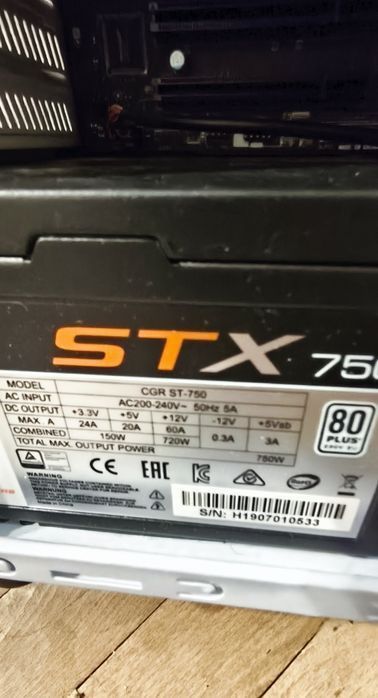 Системний блок з мишкою та клавіатурою