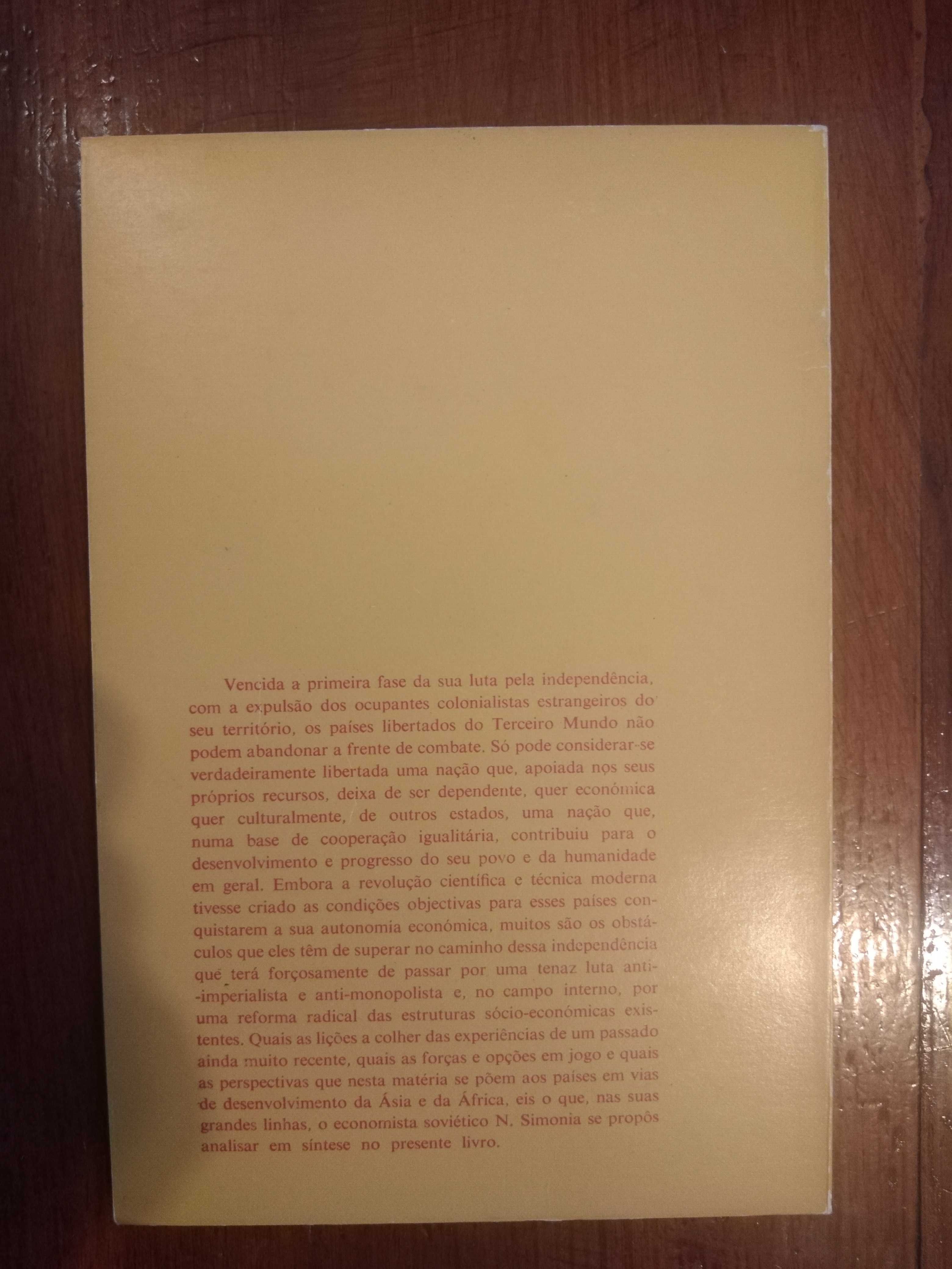 N. Simonia - O terceiro mundo e a luta pela independência económica