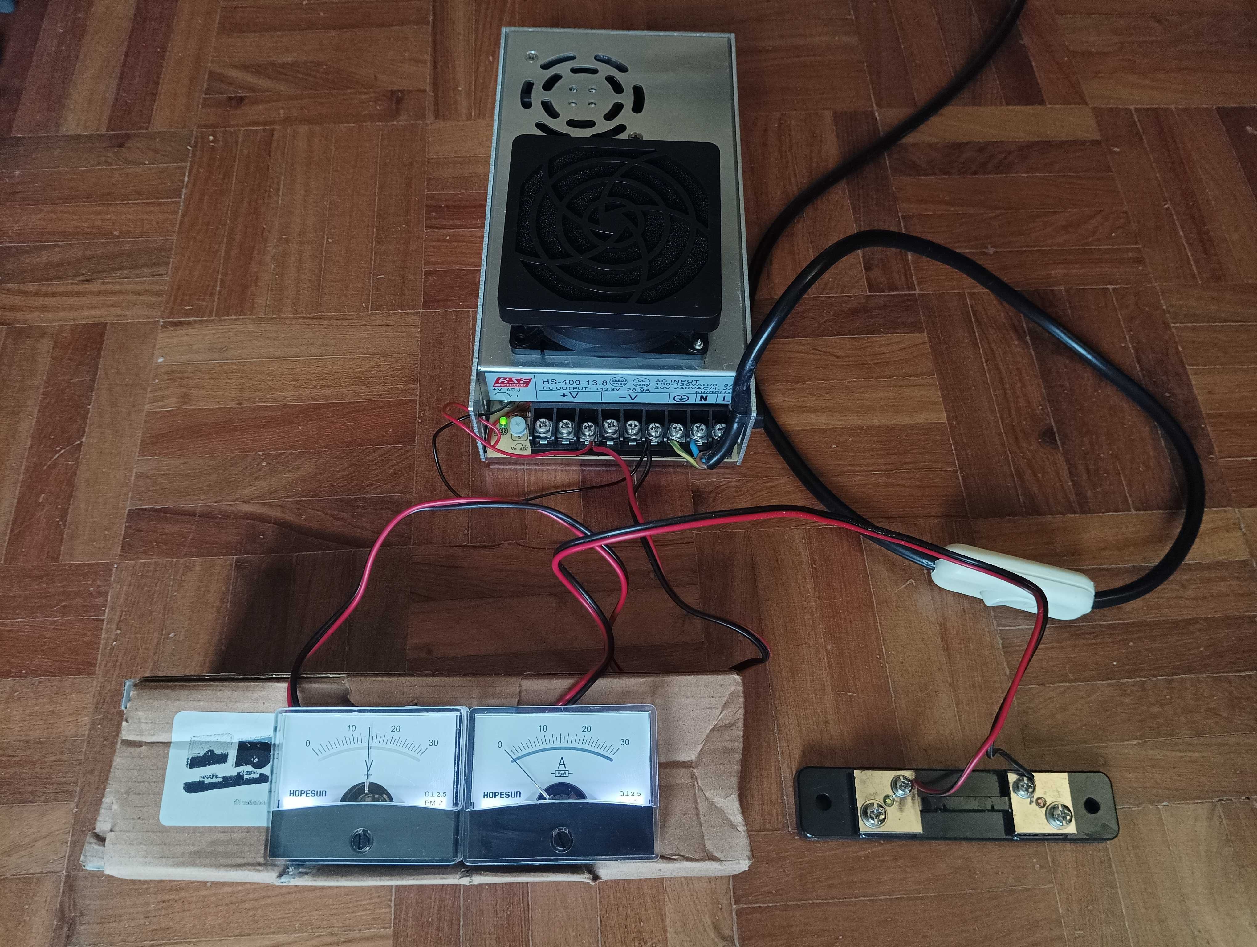 Fonte de Alimentação 13.8V DC 30A com Voltímetro e Amperímetro