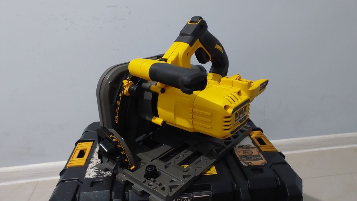 Пила занурювальна акумуляторна FLEXVOLT DeWALT DCS520