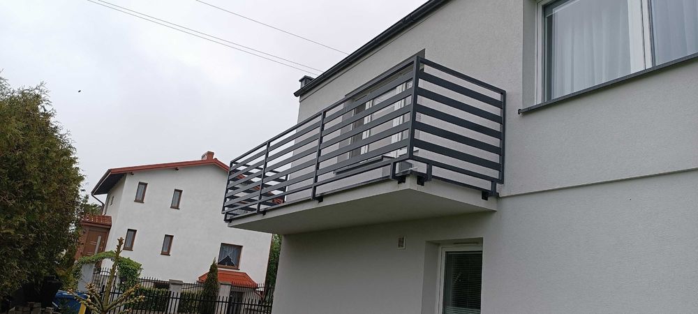 Balustrada balkonowa, barierka zewnętrzna malowana proszkow