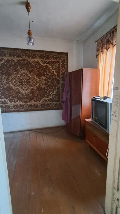 Продам 1/2 будинку в районі 1-ї школи