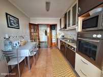 Apartamento T3 com Vista Mar a Escassos Metros da Praia das Caxinas