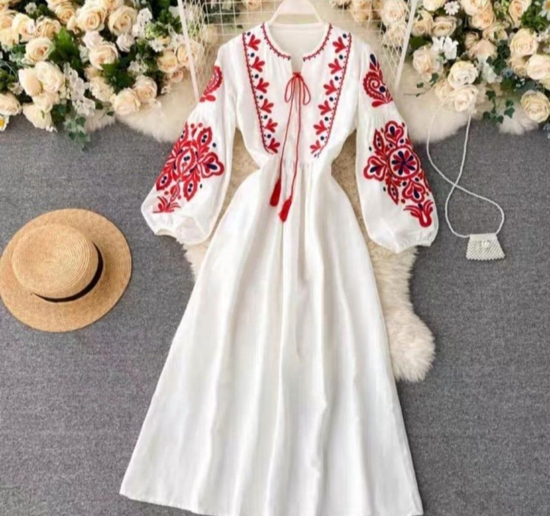Жіноча синя і біла вишиванка, вишита сорочка, вишита сукня, s-m