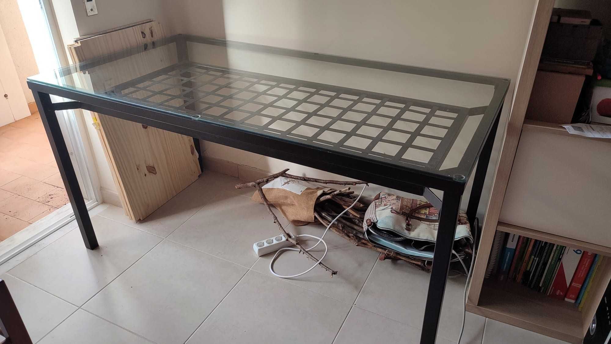 Mesa em metal e vidro, interior e exterior. Em muito bom estado