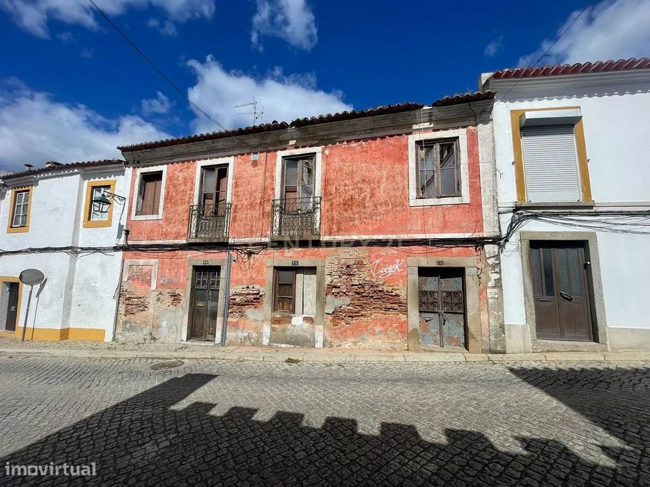 Imóvel para Remodelação Total no Centro de Montemor-o-Novo com 386m² d