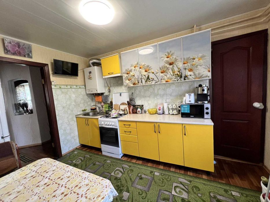 Простора 3-кімнатна квартира з окремим входом та власним двориком.