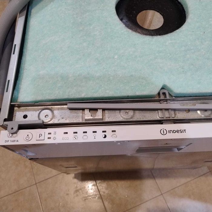 Посудомийна машина Indesit DIF 16 B1.