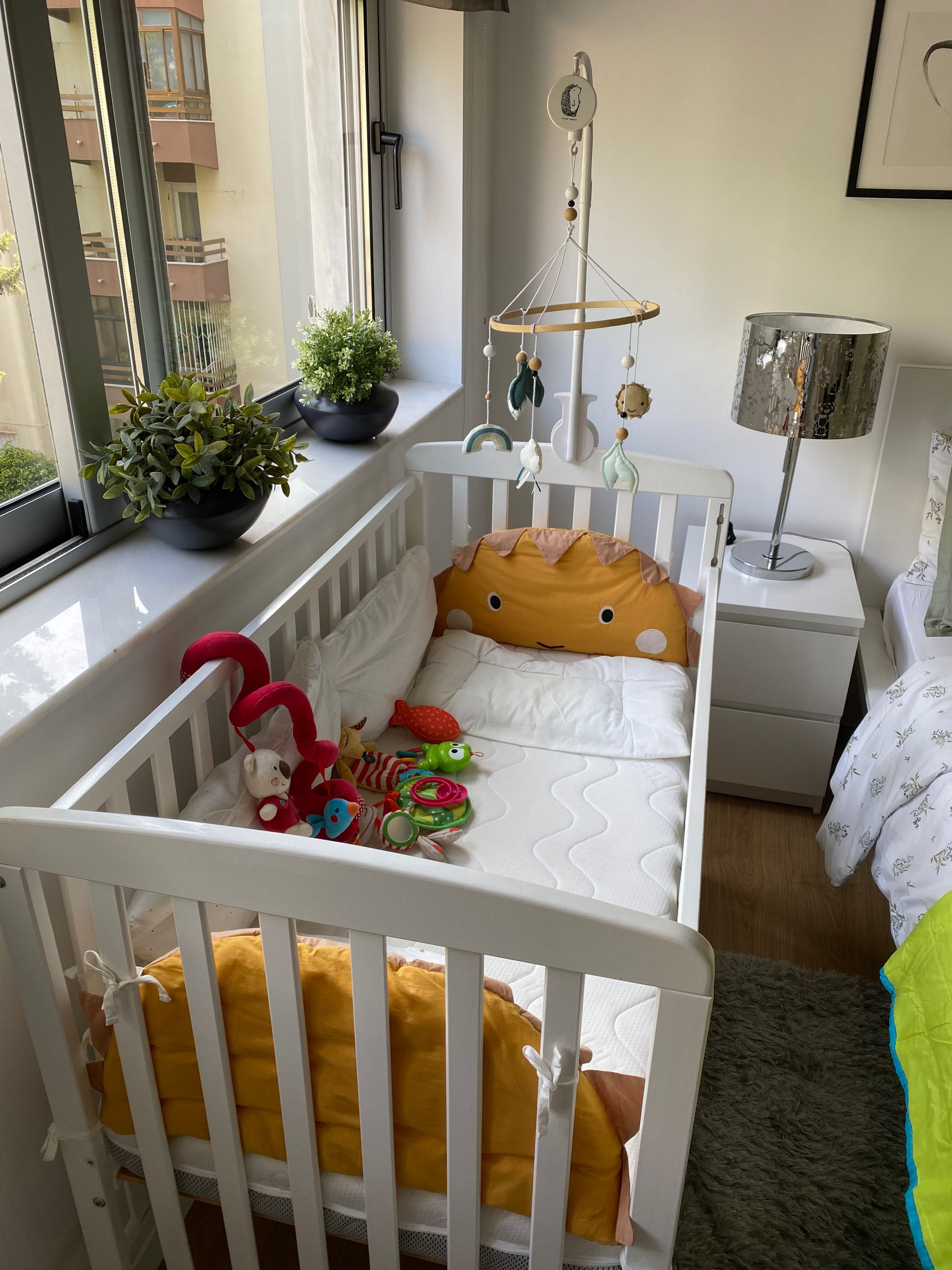 Cama Complete de bebe com os brinquedos