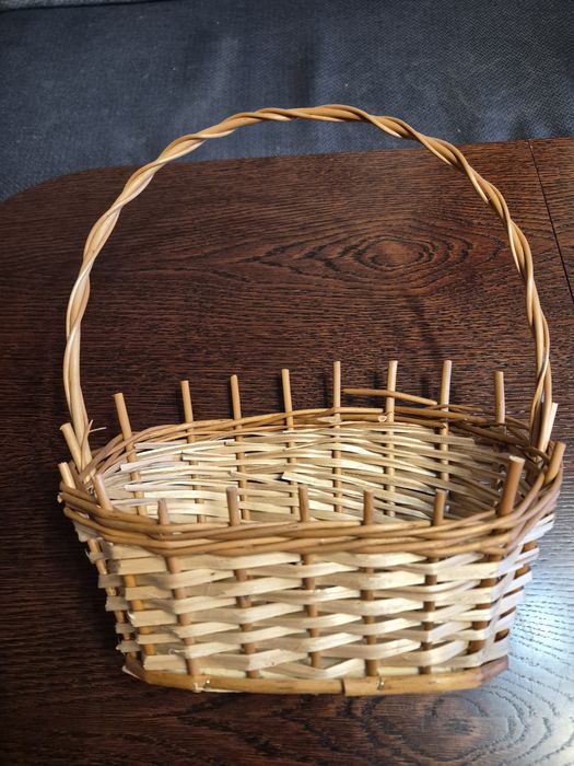 Koszyk wiklinowy prezentowy