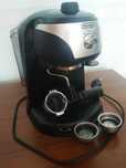 Kolbowy ekspres ciśnieniowy do kawy DeLonghi EC 221.B 1100W - jak nowy