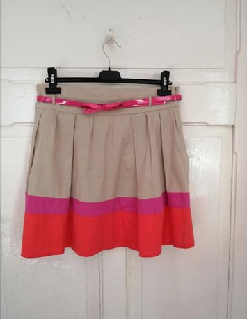 Krótka kolorowa spódniczka z różowym paskiem