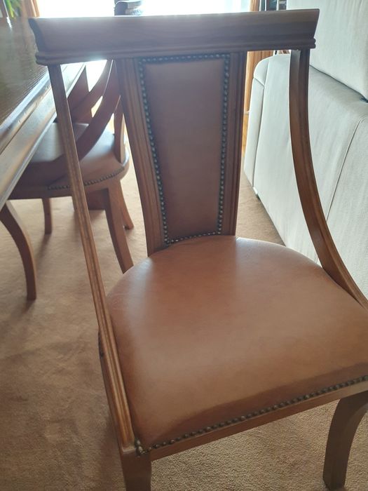 Cadeiras de sala de jantar em madeira e pele
