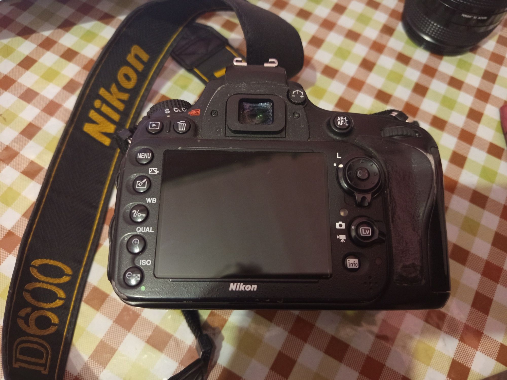 В продажі Nikon D 600