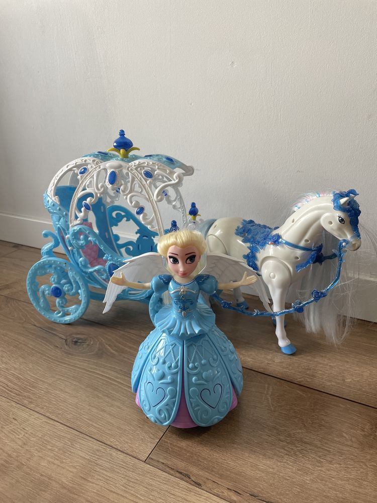 Kareta z koniem i Elsa