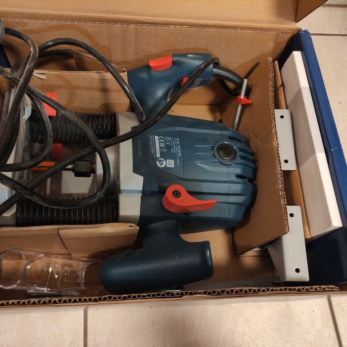 Frezarka gòrnowrzecionowa BOSCH 1300W Gof 130