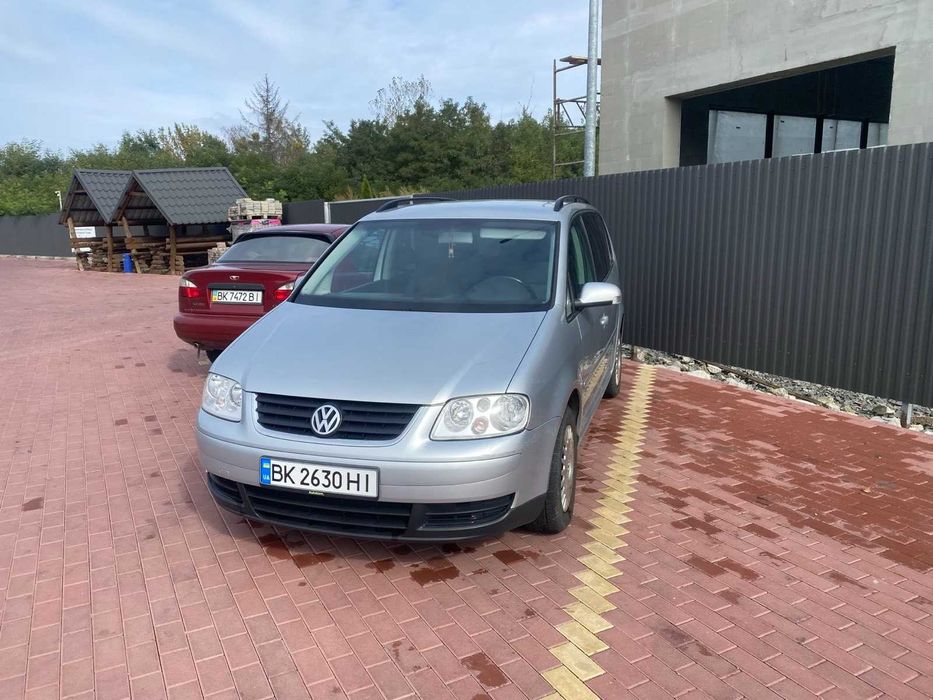 VW Touran 1,6 бензин,механіка 2004