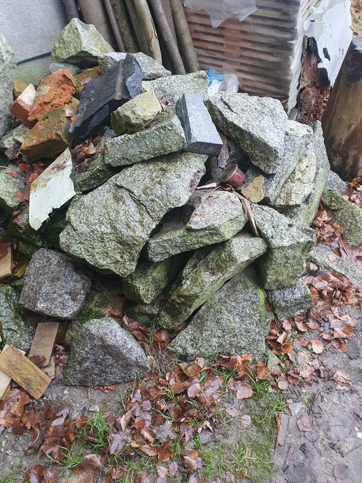 Kamienie granitowe z oczka wodnego