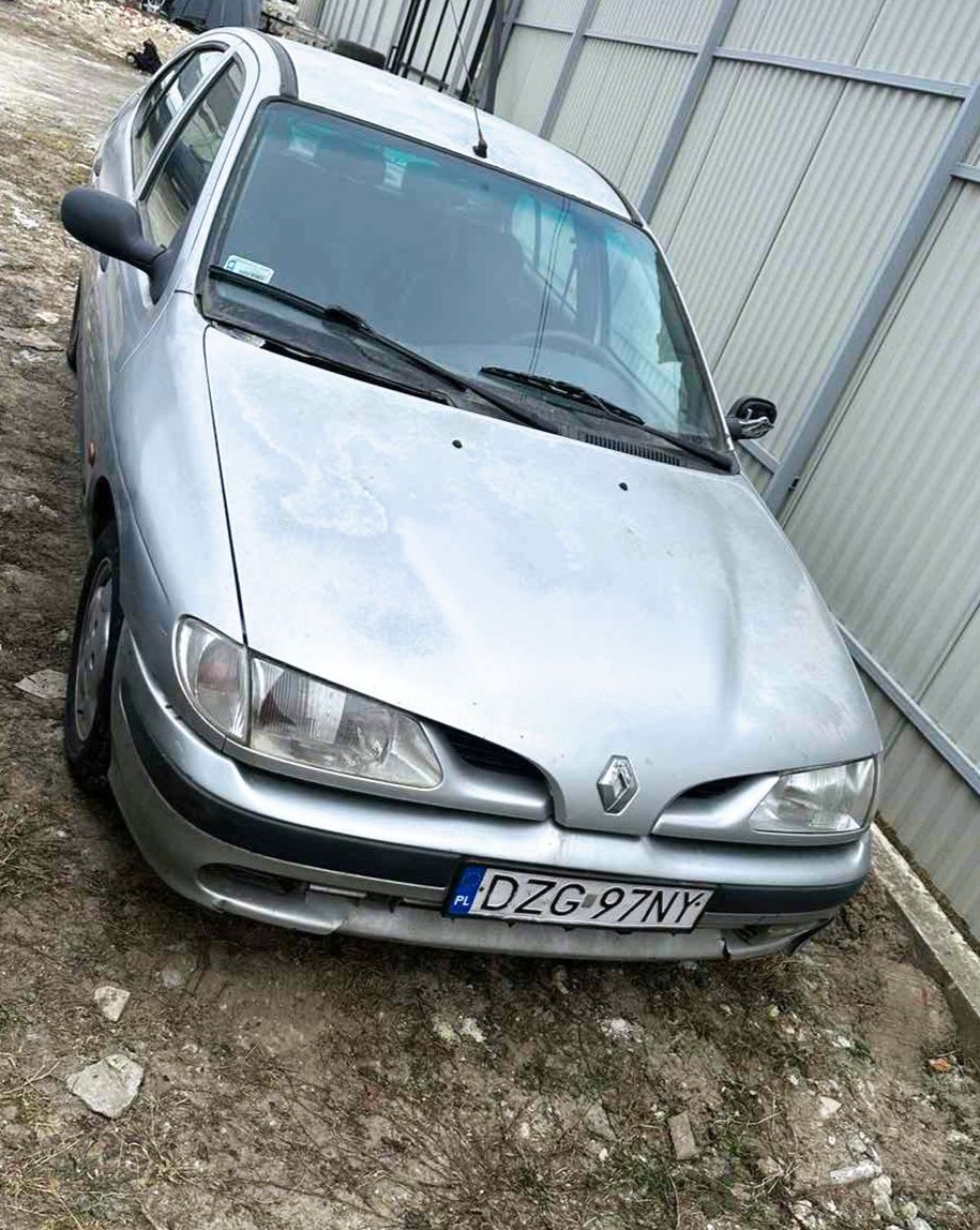 Капот Рено Меган 1, 1.6 весь перед Renault Megan 1 фари