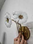 Candeeiro de parede dourado com flores em vidro