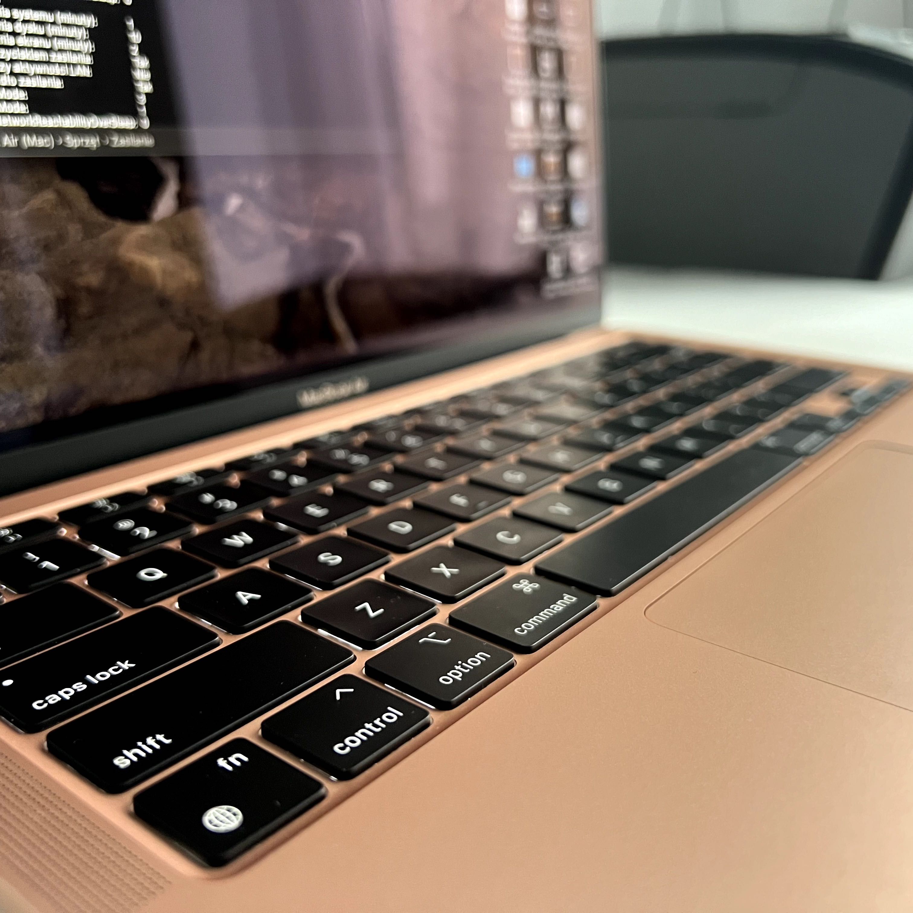 MacBook Air M1 2020 (zakup 2023) 13,3" 8/256GB Gold idealny