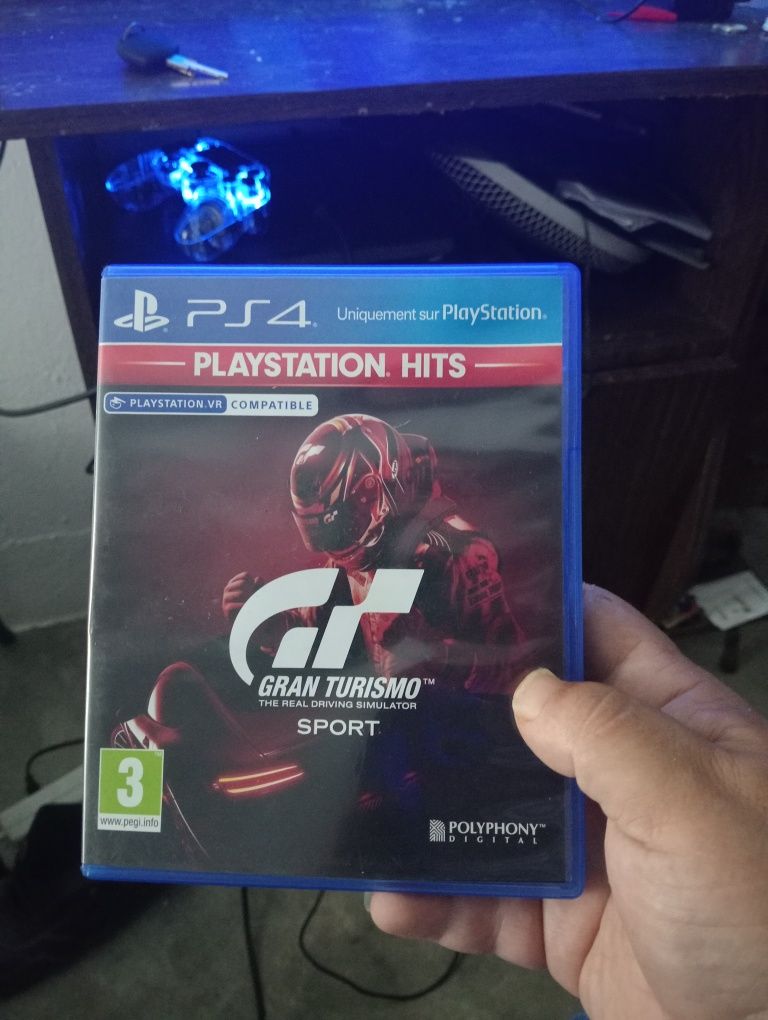 Ps4 com 3 jogos incluídos e 2 comandos