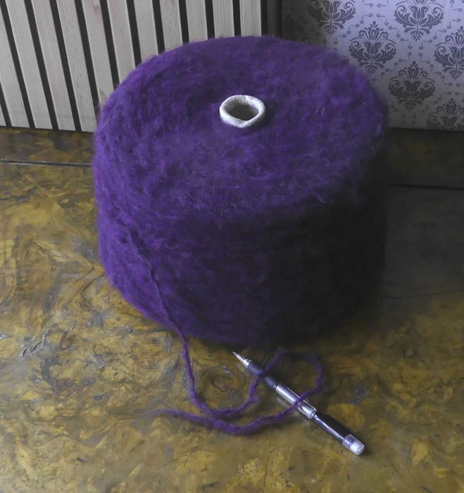Gruba, lekko elastyczna włóczka w kolorze ciemny fiolet, ok. 1,8 kg!