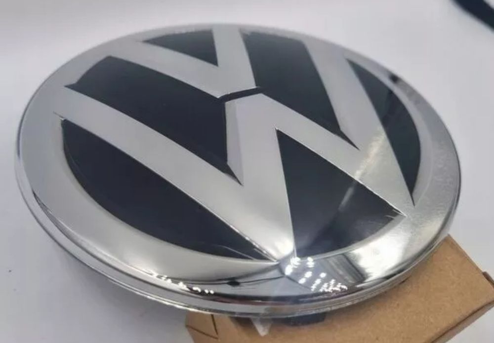 Эмблема решетки радиатора grill Passat golf jetta 3G0853601AJZA