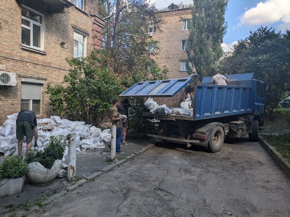 Вивіз сміття, доставка щебеню, піску, відсіву на будмайданчики