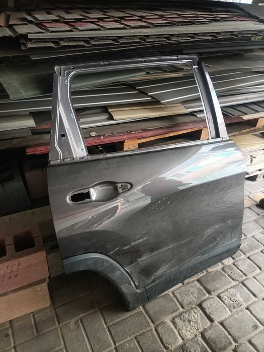 Двері праві задні Jeep cherokee