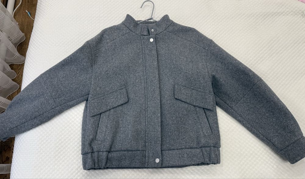 Жіночий сірий бомбер