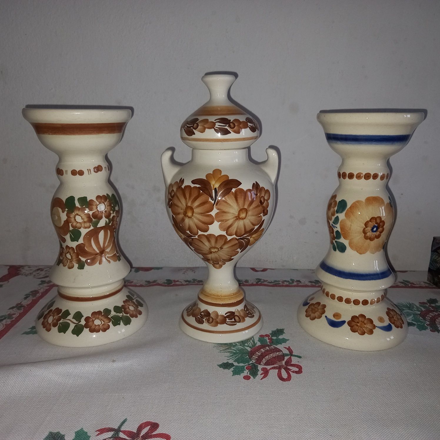 Porcelanowy wazon i dwa świeczniki