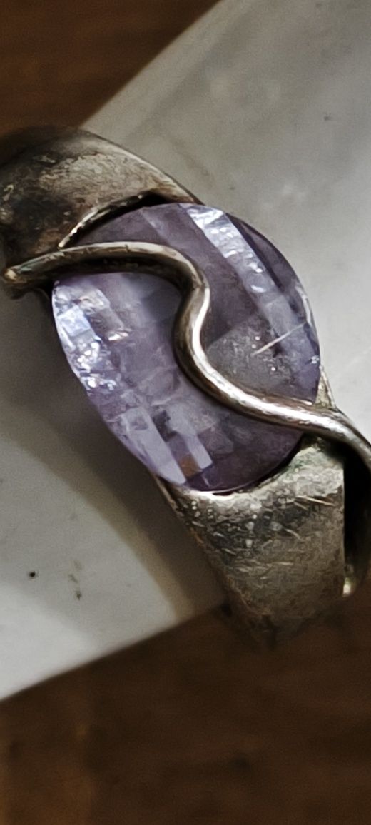 Stary srebrny pierścionek z fioletowym oczkiem. Vintage.