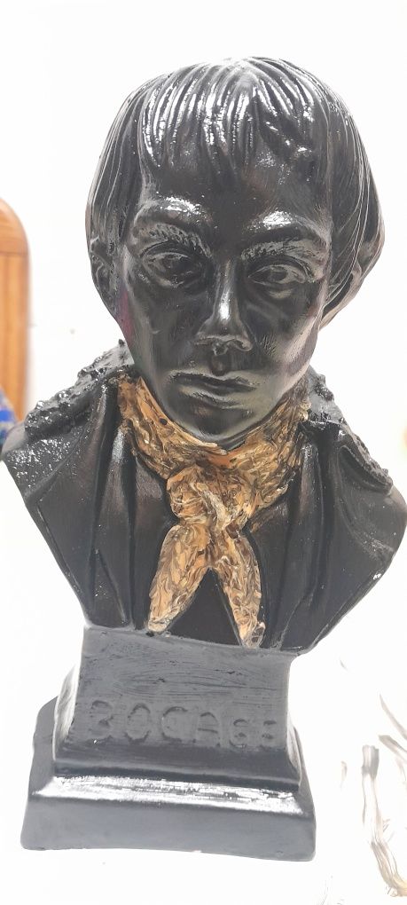 Estatueta de barro do Bocage. Mede 22cm de altura.