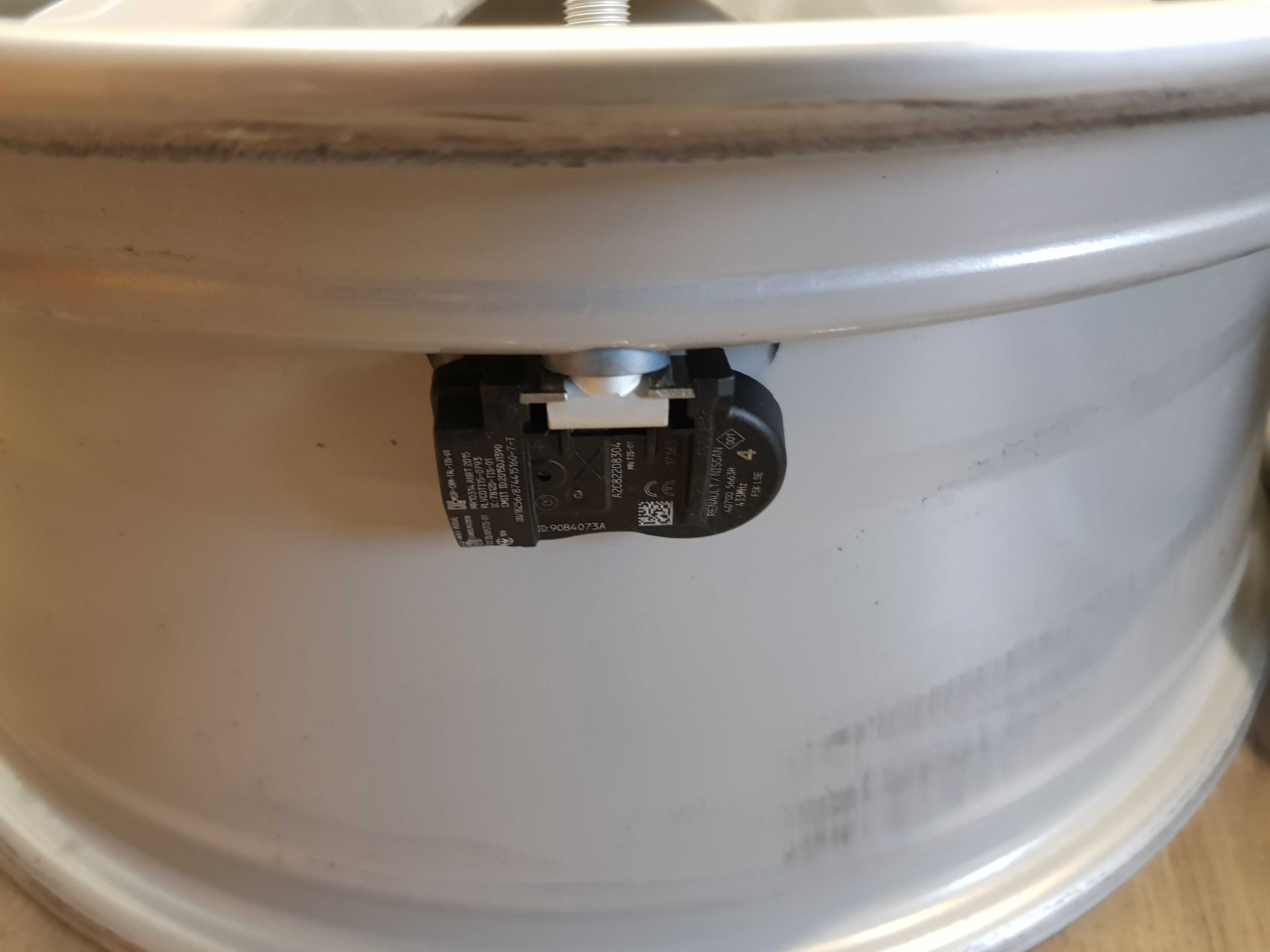 Felgi 5x114,3 NISSAN Juke Leaf Primera Qashqai Townstar X-Trail 17