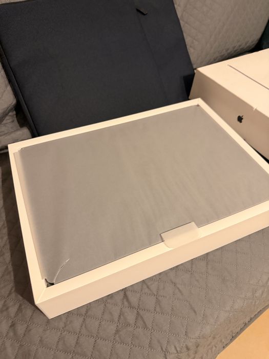 Macbook air 15/6 16/256 M3