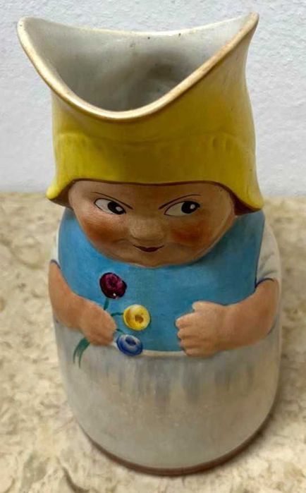 Jarro antropomórfico, formato boneca Holandesa, ano de fabrico 1945