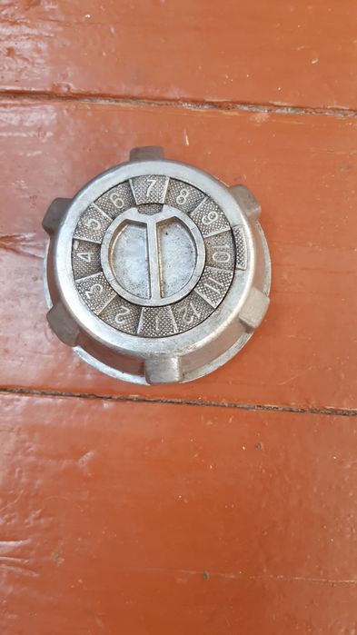 Крышка  на бензобаки  с кодовим замком классики 2101-21