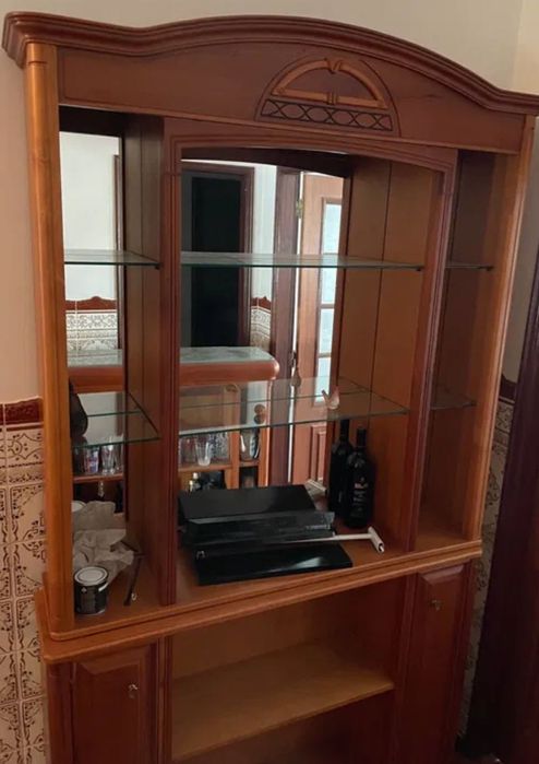 Conjunto de móveis em madeira