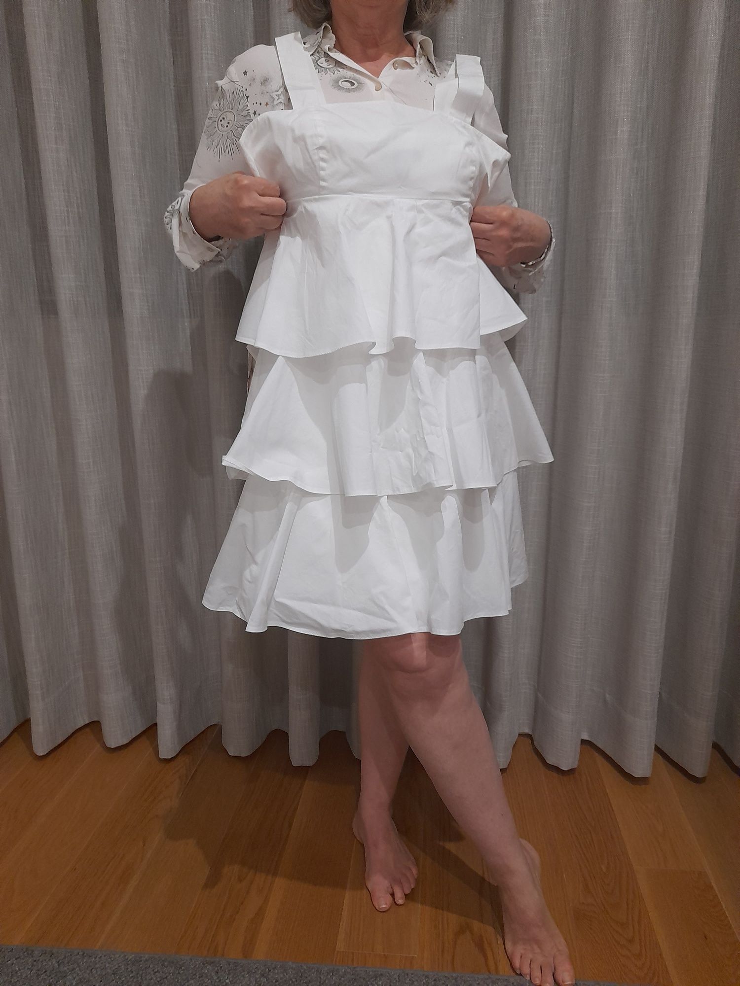 Vestido branco com folhos, Sfera