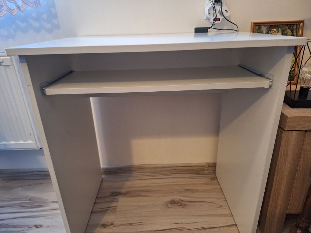 Białe biurko z szufladą na klawiaturę